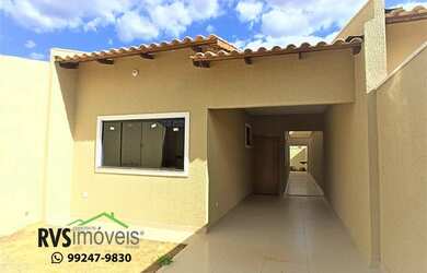 Imagem: A casa possui 3 Dormitórios, 2 Banheiros, 2 Vagas na garagem