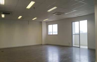 Imagem: O depósito possui 3 Vagas na garagem, 129m² de Área e está