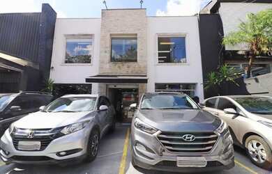 Imagem: O depósito possui 4 Vagas na garagem, 450m² de Área e está