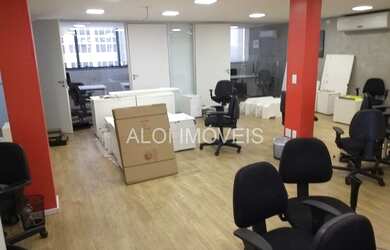 Imagem: O depósito possui 3 Vagas na garagem, 180m² de Área e está