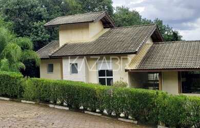 Imagem: A casa possui 5 Dormitórios, 5 Banheiros, 4 Vagas na garagem