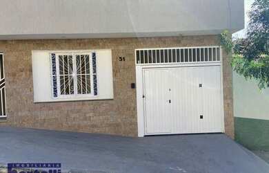 Imagem: A casa possui 3 Dormitórios, 2 Banheiros, 1 Vaga na garagem