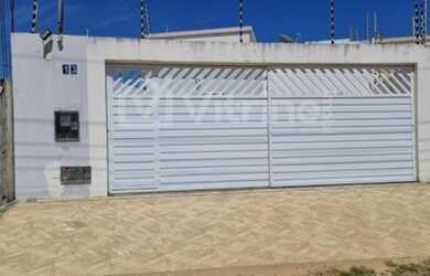 Imagem: A casa possui 3 Dormitórios, 1 Banheiro, 1 Vaga na garagem