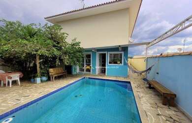 Imagem: A casa possui 4 Dormitórios, 4 Banheiros, 3 Vagas na garagem