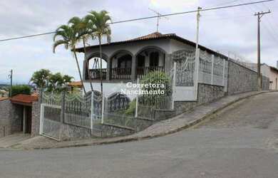 Imagem: A casa possui 3 Dormitórios, 3 Banheiros, 2 Vagas na garagem