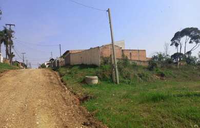 Imagem: O terreno possui 560m² de Área e está localizado em Atuba