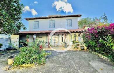 Imagem: A casa possui 4 Dormitórios, 2 Banheiros, 4 Vagas na garagem