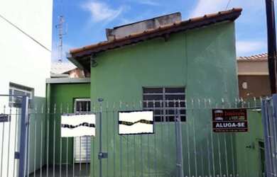 Imagem: A casa possui 1 Dormitório, 1 Banheiro, 1 Vaga na garagem