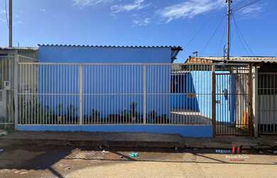 Imagem: A casa possui 4 Dormitórios, 3 Banheiros, 1 Vaga na garagem