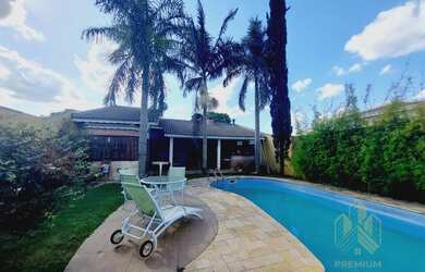 Imagem: A casa possui 4 Dormitórios, 3 Banheiros, 4 Vagas na garagem