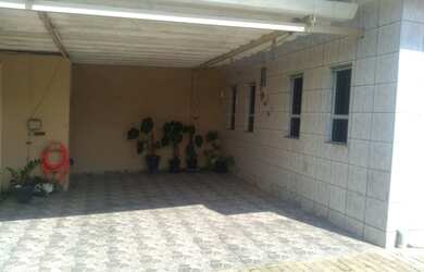 Imagem: A casa possui 2 Dormitórios, 3 Banheiros, 5 Vagas na garagem