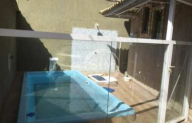 Imagem: A casa possui 2 Dormitórios, 2 Banheiros, 2 Vagas na garagem