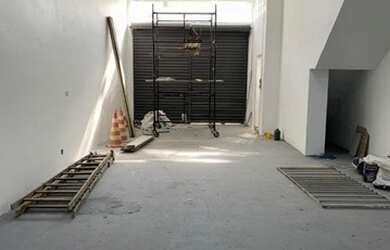 Imagem: O depósito possui 2 Vagas na garagem e 450m² de Área e está