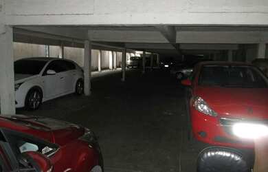 Imagem 4: Estacionamento. 1.100m² de Áreae5 Vagas na garagem
