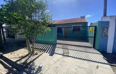 Imagem: A casa possui 2 Dormitórios, 1 Banheiro, 2 Vagas na garagem