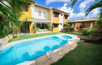 Imagem: A casa possui 4 Dormitórios, Varanda e está localizado em