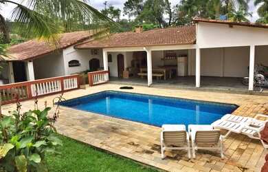 Imagem: A casa possui 2 Dormitórios, 3 Banheiros, 4 Vagas na garagem