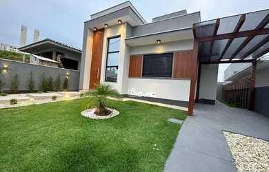 Imagem: A casa possui 3 Dormitórios, 2 Banheiros, 2 Vagas na garagem