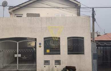 Imagem: A casa possui 3 Dormitórios, 2 Banheiros, 3 Vagas na garagem