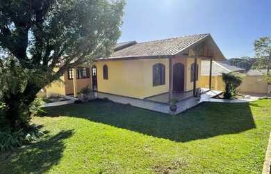 Imagem: A casa possui 4 Dormitórios, 2 Banheiros, 2 Vagas na garagem