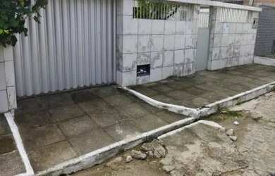 Imagem: A casa possui 3 Dormitórios, 1 Banheiro, 1 Vaga na garagem