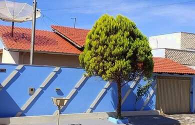 Imagem: A casa possui 2 Dormitórios, 2 Banheiros, 2 Vagas na garagem