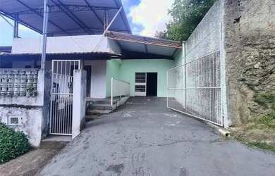 Imagem: A casa possui 2 Dormitórios, 3 Banheiros, 2 Vagas na garagem