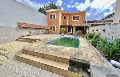 Imagem: A casa possui 5 Dormitórios, 4 Banheiros, 5 Vagas na garagem