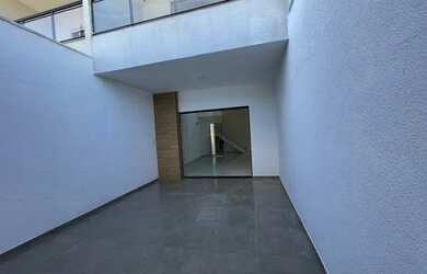 Imagem: A casa possui 2 Dormitórios, 3 Banheiros, 1 Vaga na garagem