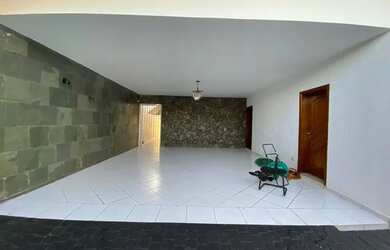 Imagem: A casa possui 3 Dormitórios, 4 Banheiros, 3 Vagas na garagem