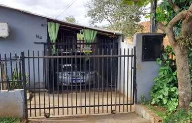 Imagem: A casa possui 2 Dormitórios, 1 Banheiro, 1 Vaga na garagem