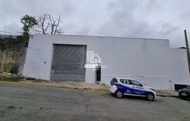 Imagem: O depósito possui 3 Vagas na garagem, 900m² de Área e está
