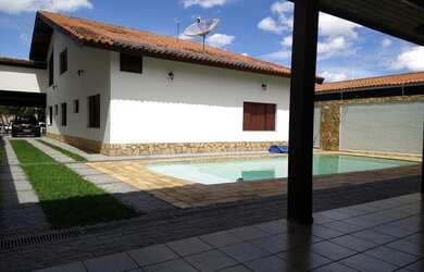 Imagem: A casa possui 4 Dormitórios, 4 Banheiros, 4 Vagas na garagem