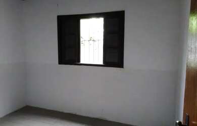 Imagem: A casa possui 2 Dormitórios, 1 Banheiro, 2 Vagas na garagem