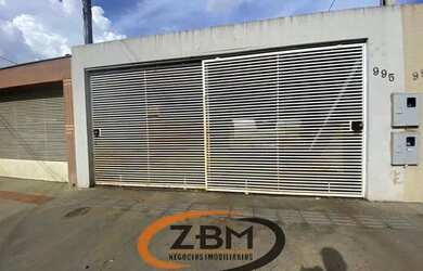 Imagem: A casa possui 2 Dormitórios, 2 Banheiros, 2 Vagas na garagem