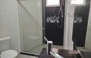 Imagem: A casa possui 1 Dormitório, 2 Banheiros, 1 Vaga na garagem