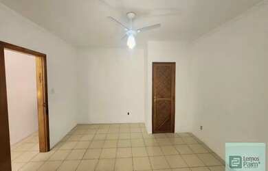 Imagem: A casa possui 3 Dormitórios, 3 Banheiros, 1 Vaga na garagem