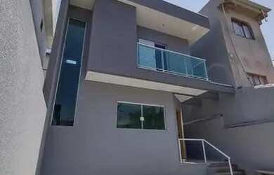 Imagem: A casa possui 3 Dormitórios, 3 Banheiros, 2 Vagas na garagem