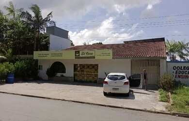 Imagem: A casa possui 4 Dormitórios, 5 Banheiros, 2 Vagas na garagem