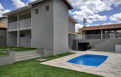 Imagem: A casa possui 3 Dormitórios, 3 Banheiros, 3 Vagas na garagem