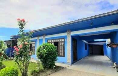 Imagem: A casa possui 3 Dormitórios, 2 Banheiros, 4 Vagas na garagem