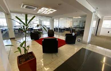 Imagem: O apartamento possui 4 Vagas na garagem e 200m² de Área e