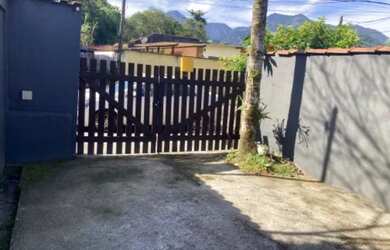 Imagem: A casa possui 1 Dormitório, 2 Banheiros, 1 Vaga na garagem