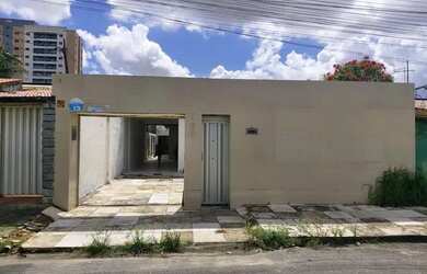 Imagem: A casa possui 4 Dormitórios, 3 Banheiros, 4 Vagas na garagem