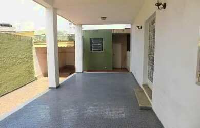 Imagem: A casa possui 4 Dormitórios, 3 Banheiros, 3 Vagas na garagem