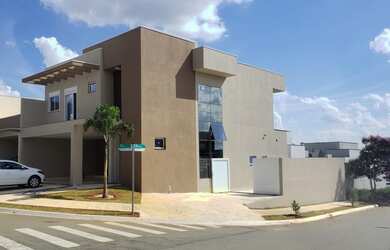 Imagem: A casa em condomínio possui 4 Dormitórios, 5 Banheiros, 4