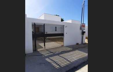 Imagem: A casa possui 3 Dormitórios, 2 Banheiros, 2 Vagas na garagem