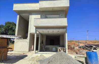 Imagem: A casa possui 3 Dormitórios, 2 Banheiros, 2 Vagas na garagem