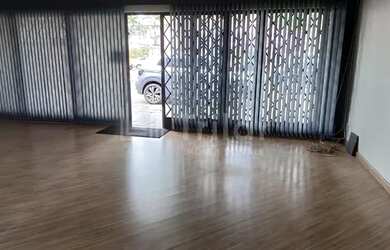 Imagem: O depósito possui 5 Vagas na garagem, 240m² de Área e está