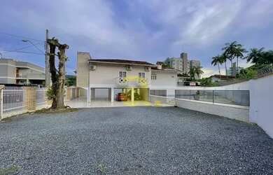 Imagem: A casa possui 3 Dormitórios, 2 Banheiros, 5 Vagas na garagem